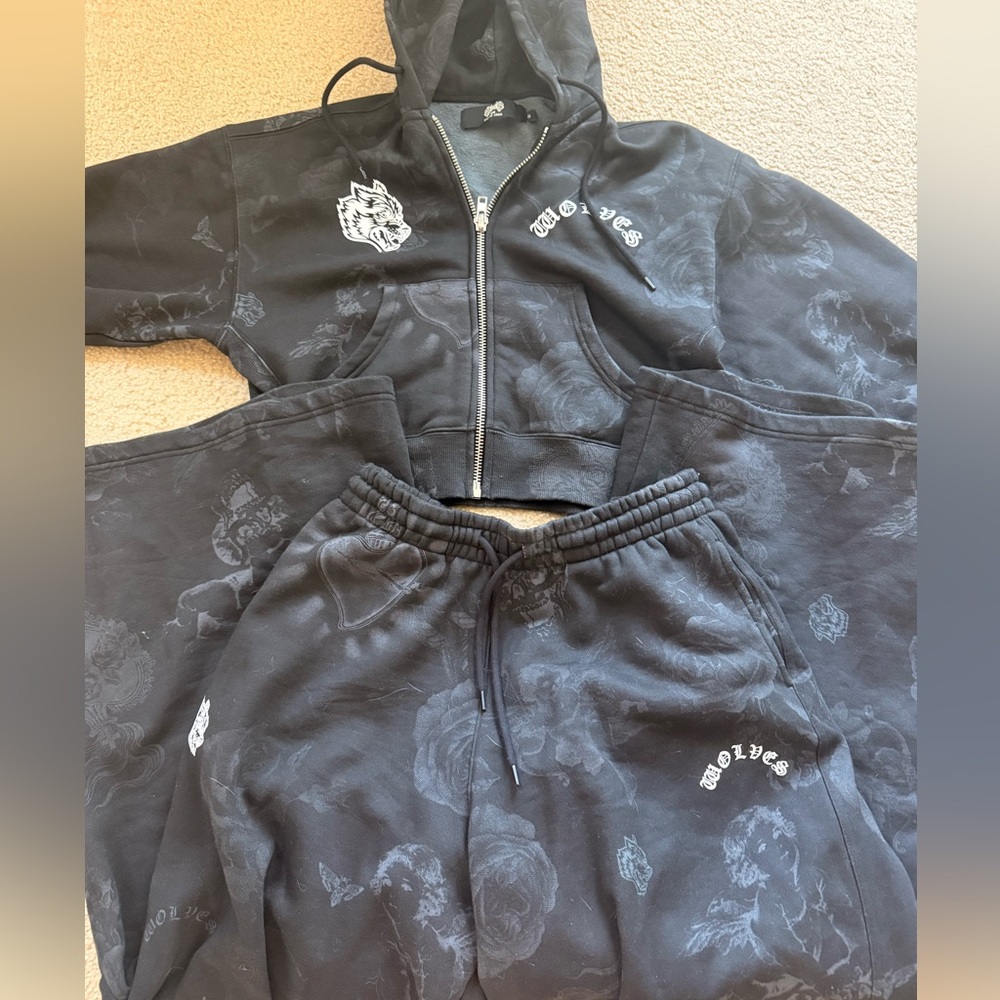 Black Wolves Hoodie and Sweatpants Set. DARC SPORT